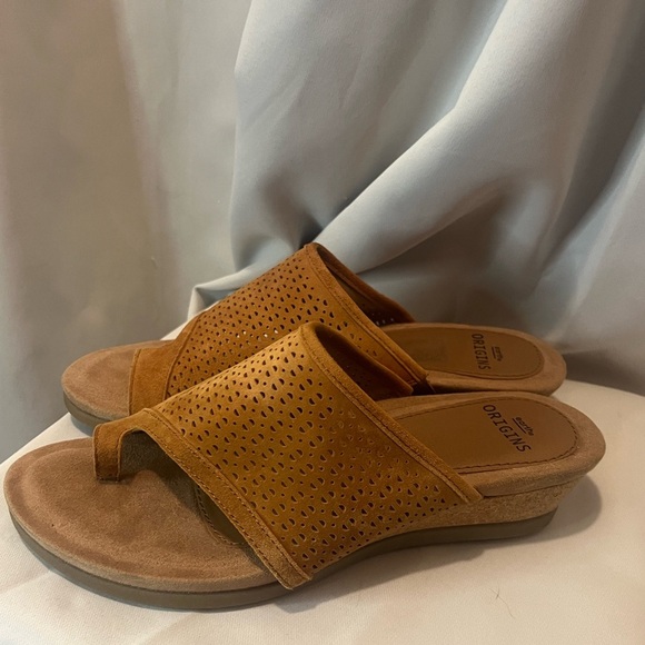 Earth Origins Tan Sandals with Perforated Design - Picture 1 of 7